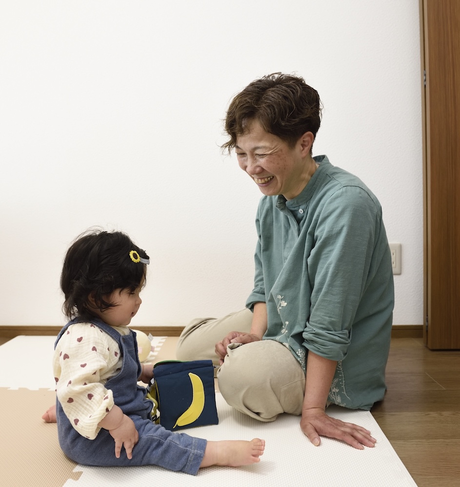 代表と子供が遊んでいる写真